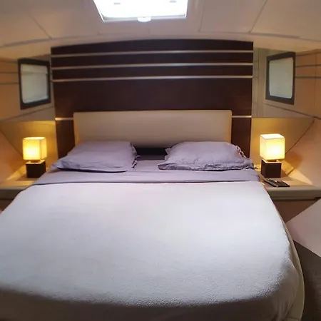 Holiday home Bateau Au Centre De *